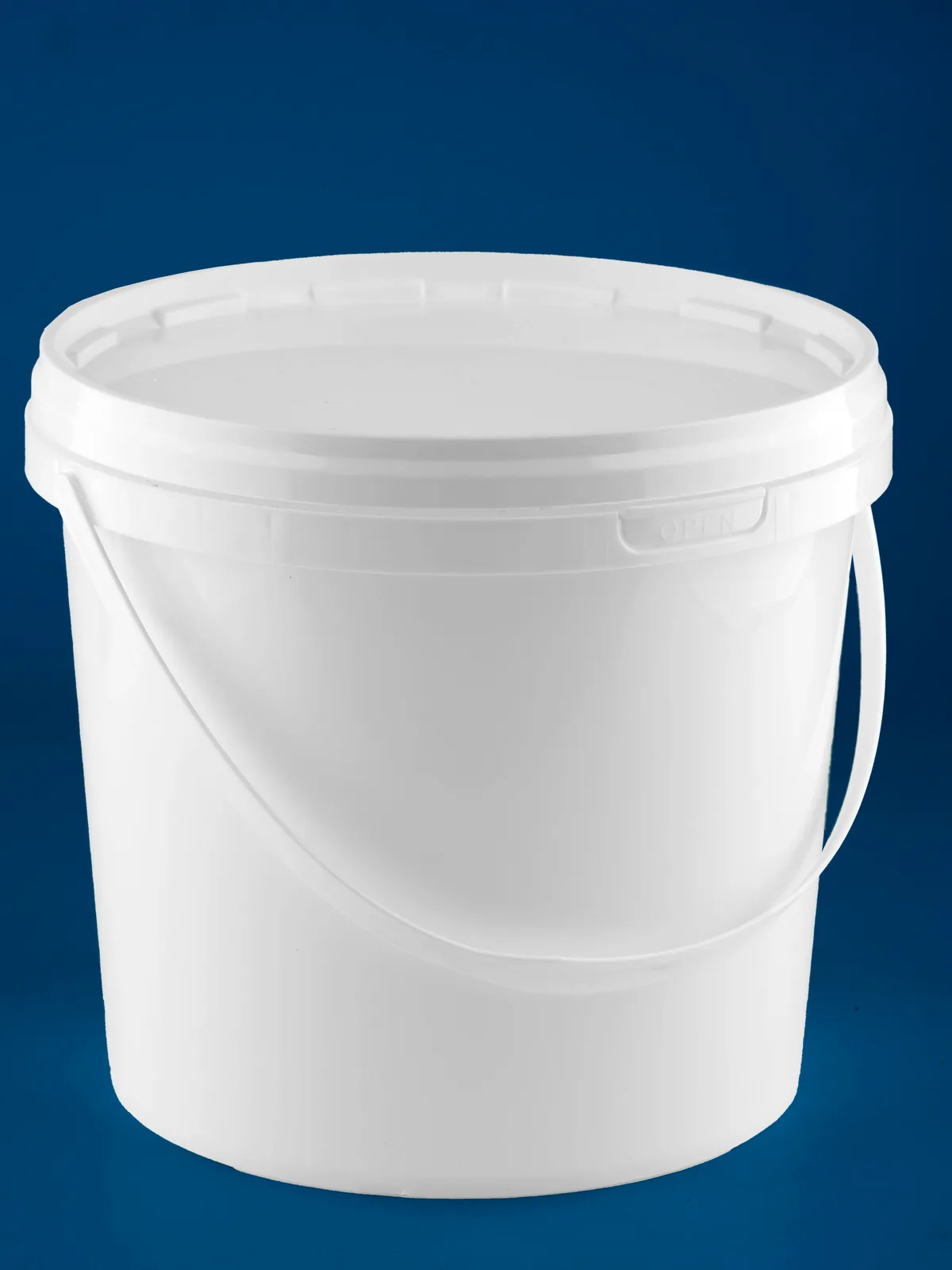 B4 plastic container